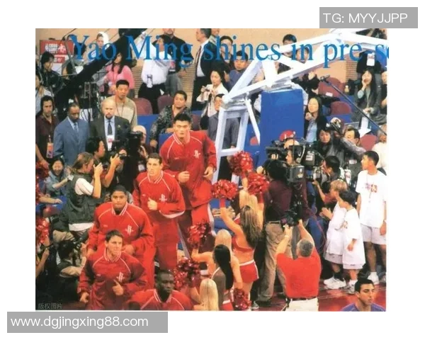 姚明签名了球迷们的热情瞬间点燃了整个体育馆的氛围