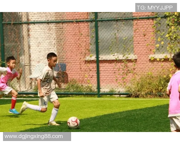 少年足球明星的帅气风采与梦想追逐之路