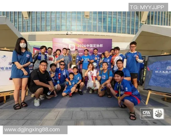 足球明星重返故地与球迷亲密互动签名活动精彩回顾