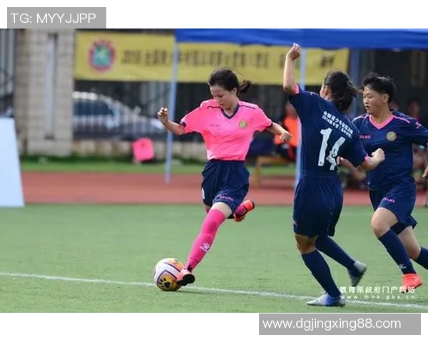 藏族女性足球明星展现独特魅力与运动精神的精彩瞬间