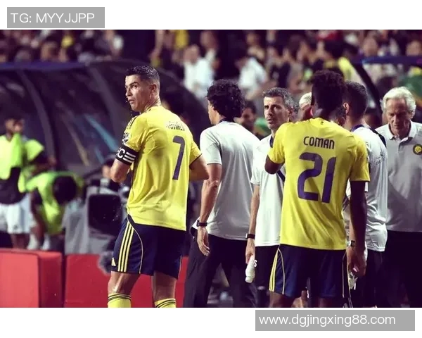 足球明星与媒体合照瞬间记录荣耀时刻展现球场外的友谊与热情 足球明星与媒体合照瞬间记录荣耀时刻展现球场外的友谊与热情